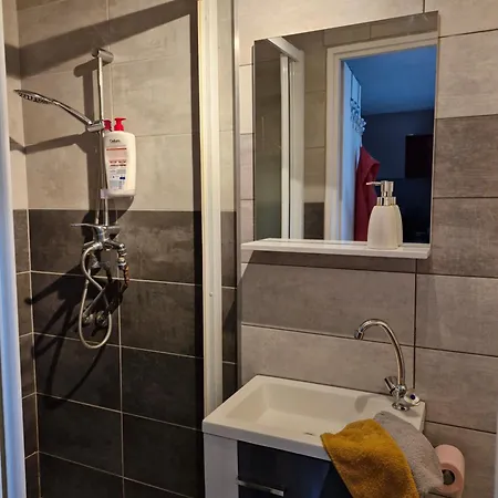 Joli Studio Une Piece 15Min A Pied Centre Depinal 4 Personnes Grace Au Canape Lit, Parking Prive Gratuit Et Parking Exterieur Gratuit Machine A Laver Tv Wifi Machine A Cafe Linge De Lit Et Serviettes Fournis Chantraine Exterior foto