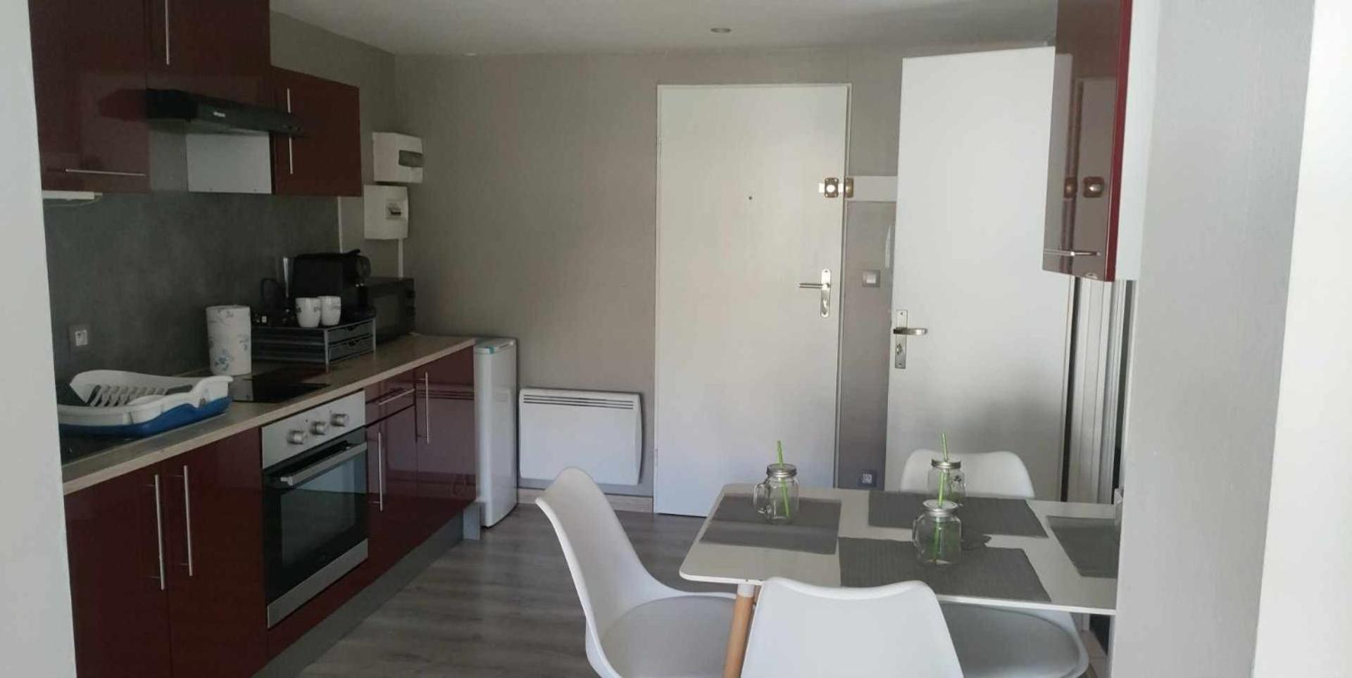 Joli Piece 15min A Pied Centre Depinal 4 Personnes Grace Au Canape Lit, Parking Prive Gratuit Et Parking Exterieur Gratuit Machine A Laver Tv Wifi Machine A Cafe Linge De Lit Et Serviettes Fournis Chantraine